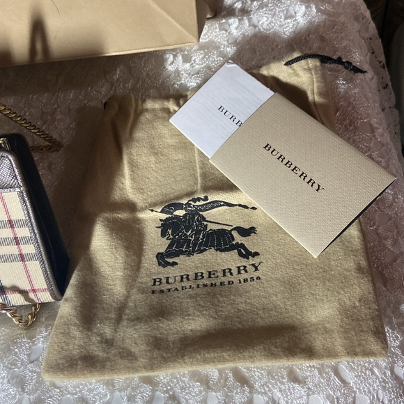 ** SALE. **
Burberry EUC KissLock Wallet COA,Dust bag,care card - Picture 5 of 16